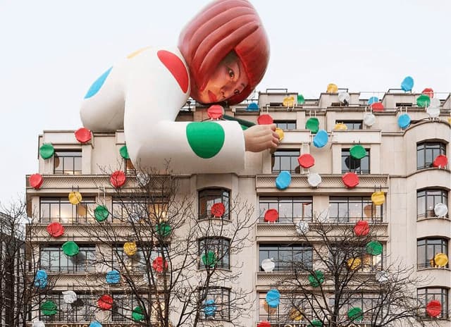 LV Paris being decoratet by Yayoi Kusama